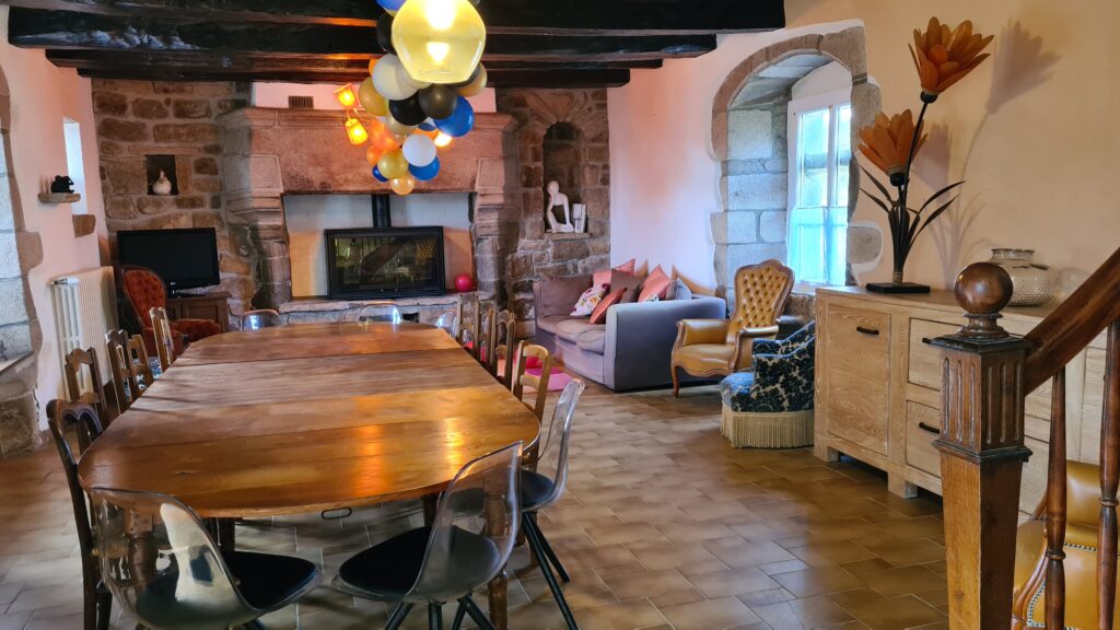 La grande salle de réception avec salon et coin du feu du gîte