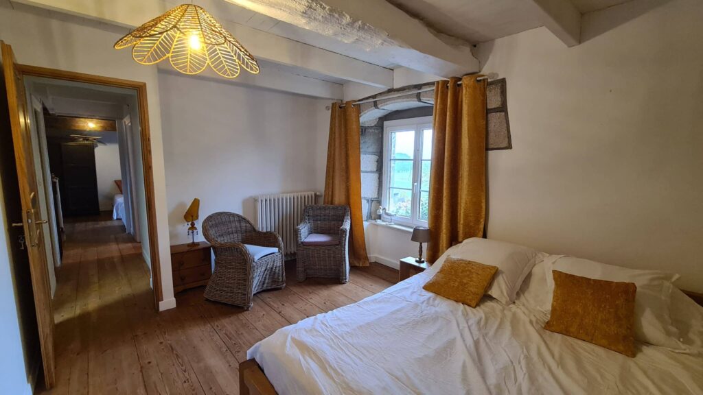 16 c chambre jaune scaled