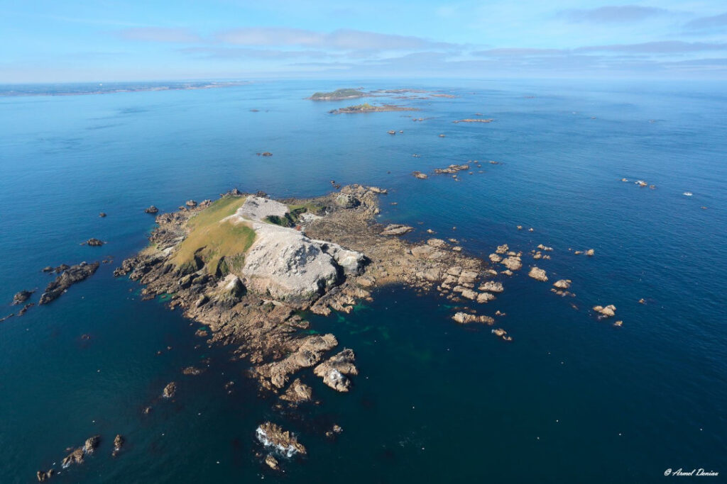 rchipel des Sept-Îles à Perros-Guirec en Bretagne, réserve naturelle avec falaises spectaculaires, colonie de macareux moines et excursion en bateau sur la Côte de Granit Rose, site touristique incontournable.