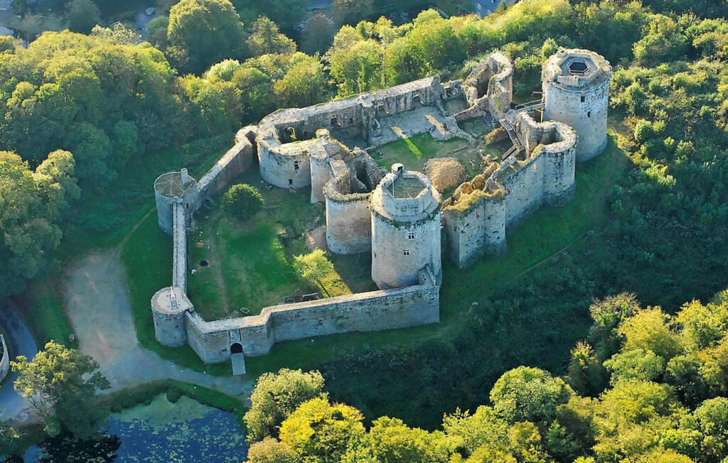 Château de Tonquédec en Bretagne, forteresse médiévale en ruines dominant la vallée du Léguer dans les Côtes-d’Armor, site historique incontournable près de Lannion et de la Côte de Granit Rose.