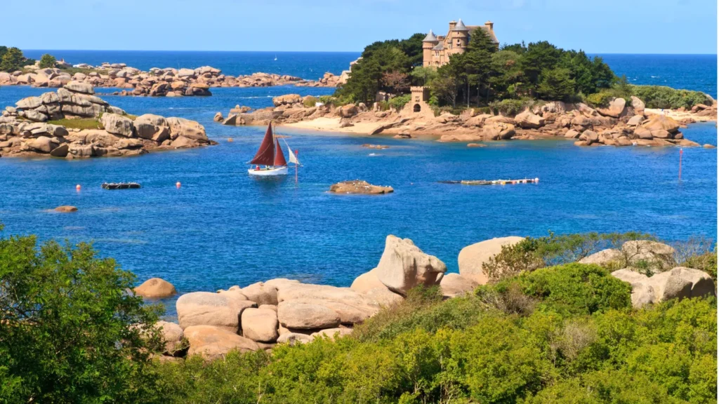 Voici une version ultra optimisée SEO pour ton site touristique 👇
✅ Texte ALT SEO optimisé :
"Sentier des Douaniers en Bretagne (GR34), randonnée côtière le long des falaises avec vue panoramique sur l’océan Atlantique, site touristique incontournable pour balade nature et vacances en bord de mer.